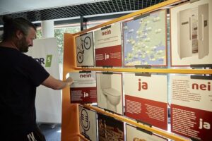 Mann vor Info-Tafeln