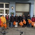 Gruppe mit Müllsäcken