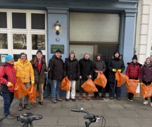 Gruppe mit Müllsäcken