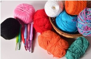 Wolle mit Häkelnadeln