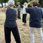 Qigong-Lehrerin mit Teilnehmerinnen