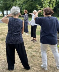Qigong-Lehrerin mit Teilnehmerinnen